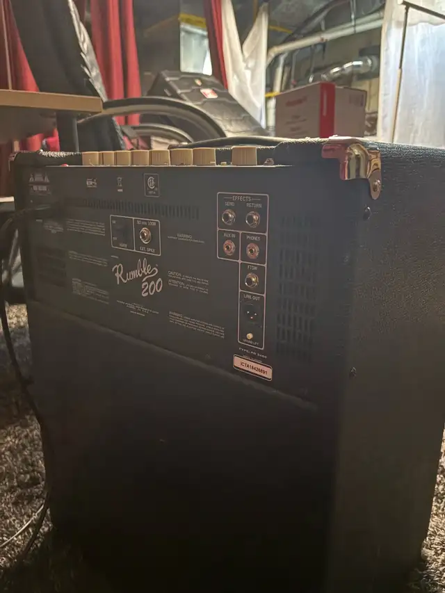 Fender Rumble 200 Bass Amplifier in Amps & Pedals in Ottawa - Image 3