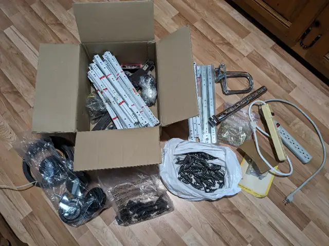 Bunch of hardware draw slides screws door pulls castors etc in Hardware, Nails & Screws in Longueuil / South Shore - Image 2