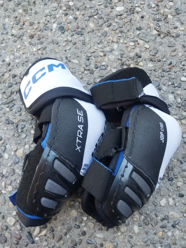 Hockey Jr small Elbow pads in Hockey in Calgary - Image 2