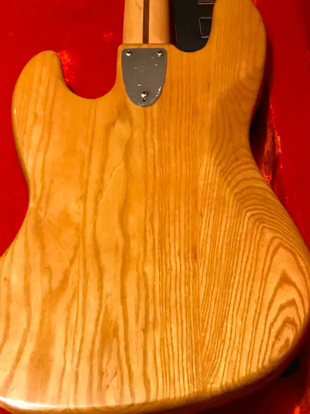 Vintage late 70’s Fender Jazz Bass in Guitars in Edmonton - Image 5