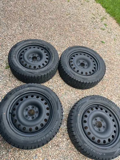 Pneus d’hiver sur roue. Dunlop 215/55R17 Était sur Kona 2024 2 hivers d’usure Tapis moulé pour Kona...