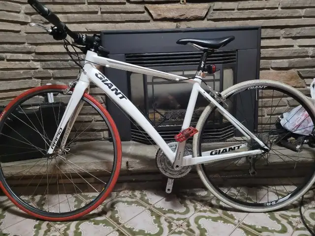 Giant road bike in Road in City of Toronto - Image 3