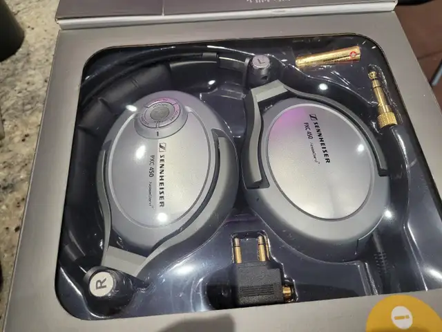 Sennheiser PXC 450 in Headphones in City of Montréal - Image 2