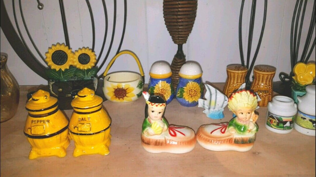Vintage collectible salt and pepper shakers  in Arts & Collectibles in Belleville - Image 2