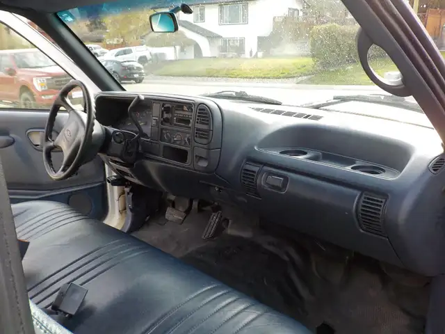 CHEVROLET 1 TON - 3500, CREW CAB, 8 FOOT BOX, WORK TRUCK! in Cars & Trucks in Kelowna - Image 8