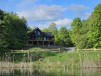 Central to Kingston, Smiths Falls, and Perth. Close to great shopping in Westport and Newboro! Escap...