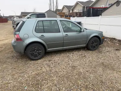Selling 2009 Volkswagen city 5 speed Manual Transmission, perfect commuter cheap on gas $40-50 full...