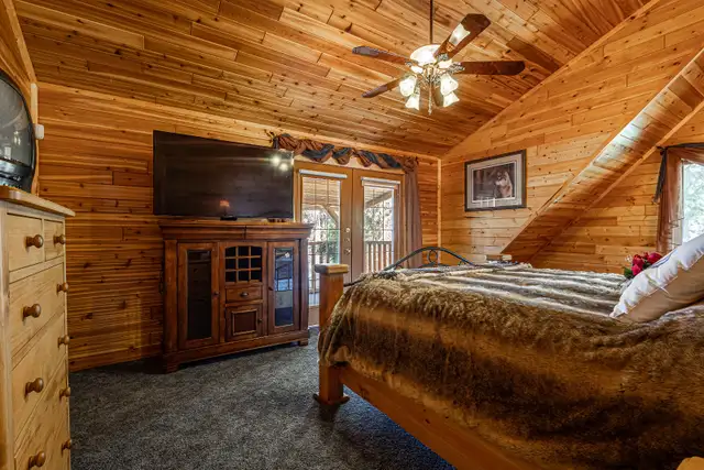 5  bedroom 2  bath lakefront cabin with private beach in Houses for Sale in Kelowna - Image 10