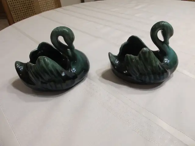 Vintage Blue Mountain Pottery Swans in Arts & Collectibles in Regina - Image 2