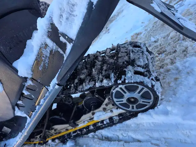 firecat/sabercat  in Snowmobiles in Ottawa - Image 5