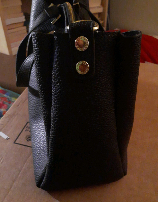 Original Steve Madden  black leather handbag in Women's - Bags & Wallets in Gatineau - Image 4