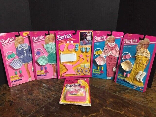 BARBIE - PICNIC PRETTY FASHIONS, PLAYSET in Arts & Collectibles in St. Albert