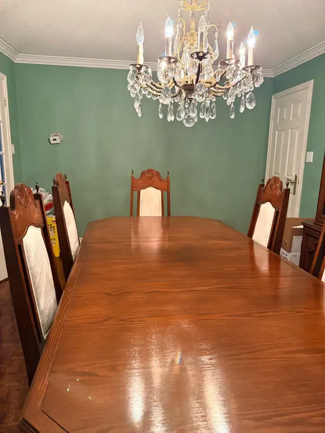 vintage dining room solid wood hand carved mint  in Dining Tables & Sets in Markham / York Region - Image 3