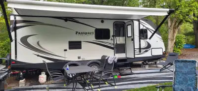 La roulotte Keystone Passport Ultra Lite Grand Touring 2017 est une caravane légère conçue pour le c...