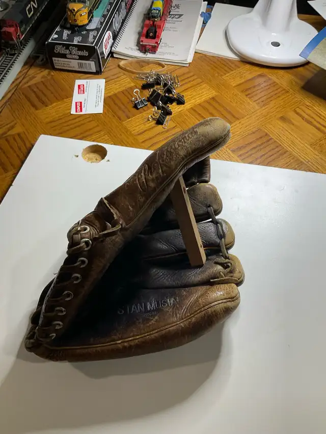 Stan Musial Vintage Baseball glove from 1950’s! in Baseball & Softball in Markham / York Region - Image 4