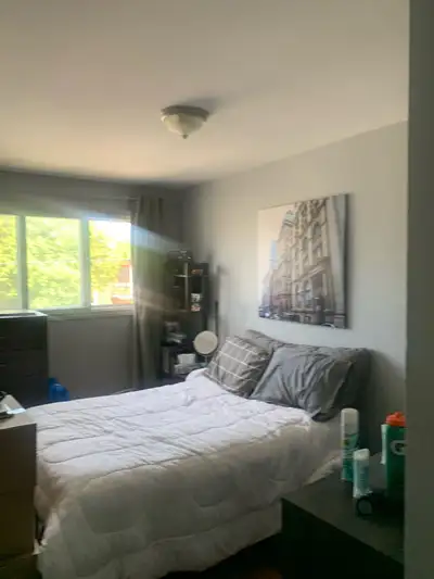 *******Libre le 1er juillet******************* Beau 5 1/2 au deuxième étage d’un Duplex situe sur la...