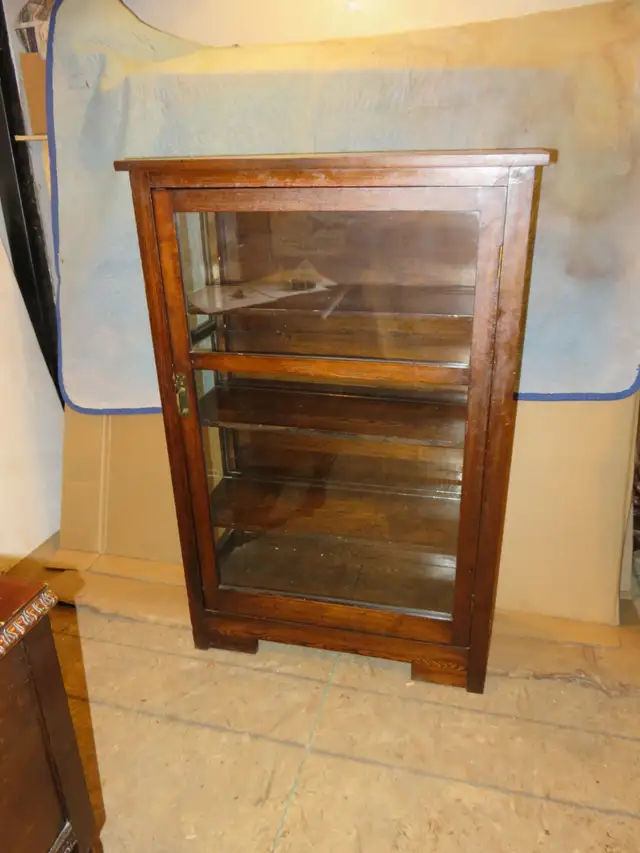 Antique Arts and Crafts Bookcase/Display Cabinet in Bookcases & Shelving Units in Oakville / Halton Region - Image 2