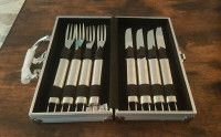 NEW Fork & Knife Set of 4 w/ Carrying Case