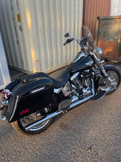 Harley fatboy 2013 moteur 103 avec 38000km beaucoup de pièces ajoutées excellente condition échange...