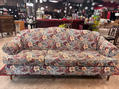 This floral sofa is a comfortable and stylish addition to any living room, featuring a classic desig...