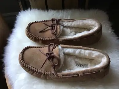 These slippers have rubber soles that allows for indoor/ outdoor use. Suede upper, with sheepskin in...