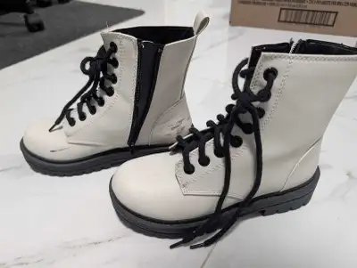 Black and white boots, View more