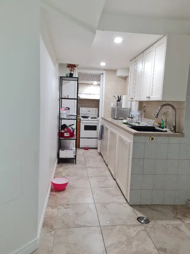 Rent Basement room for female - Mississauga in Room Rentals & Roommates in Mississauga / Peel Region - Image 8
