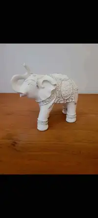 Petit éléphant décoratif/ Small decorative elephant