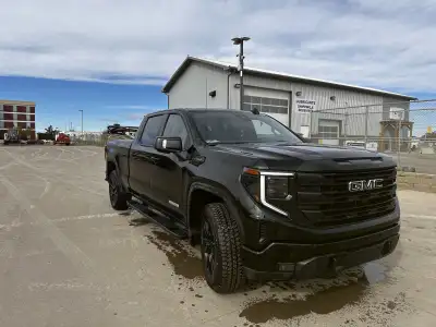 Driven 8271 km No damage Crew cab, regular box Transferable warranties +1free oil change 360deg came...