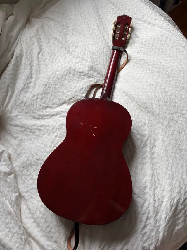 Zen-On Classical Guitar (Includes strap + case) in Guitars in Ottawa - Image 3
