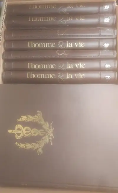 L'homme et la vie. 8 cartables. 40$., View more
