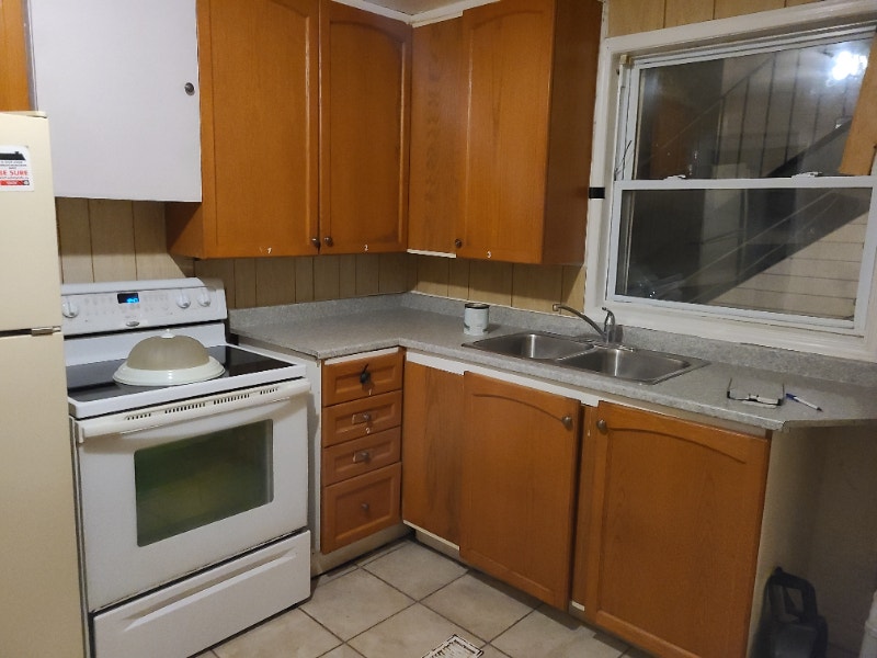 550 Small Student Room for rent. Queens University/ St Lawrence Room