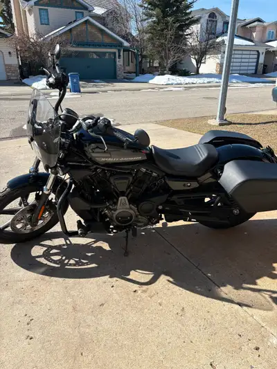 Private sale, NO GST, No extra fees! Perfect condition and low KM -1776 KM. A fun bike, low profile...