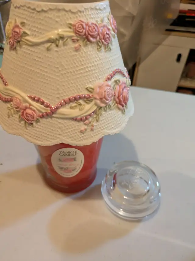 Yankee Candle lamp- rose and ivy in Home Décor & Accents in Hamilton - Image 3