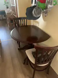 Table plus 2 chaises 