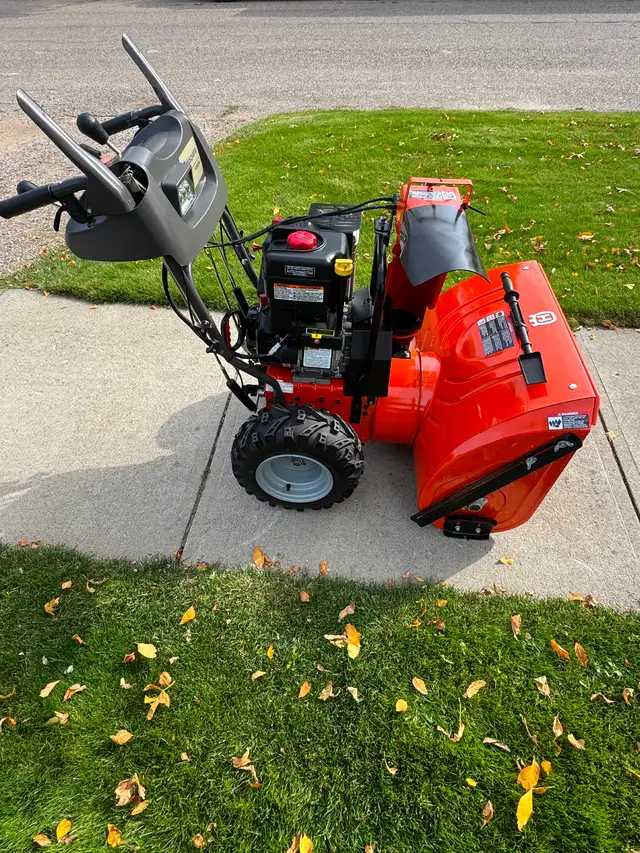 Husqvarna 1650EXL in Snowblowers in Lethbridge - Image 3