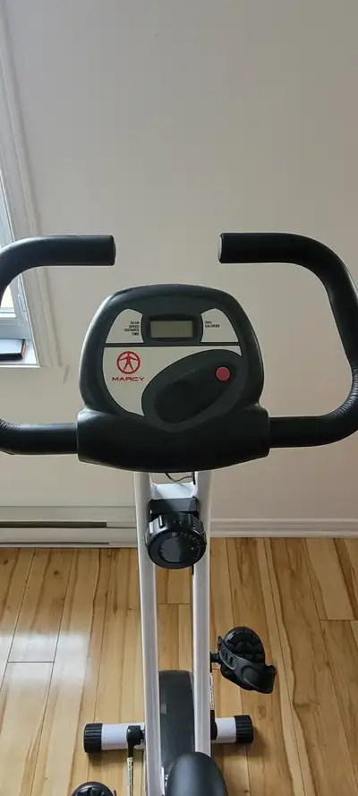 Vélo stationnaire / Stationary bike, View more