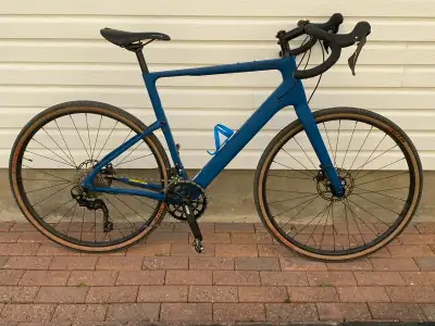 Cannondale Topstone 6 carbon frame gravel bike for sale. Excellent condition and ready to ride! Size...