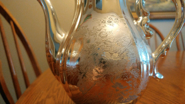Porcelain tea set in Home Décor & Accents in Hamilton - Image 2
