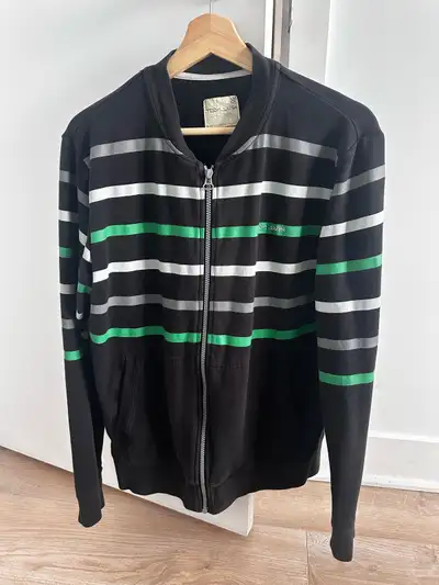 À vendre veste Teddy Smith - Taille M. À venir chercher dans Hochelaga. Environnement non-fumeur.