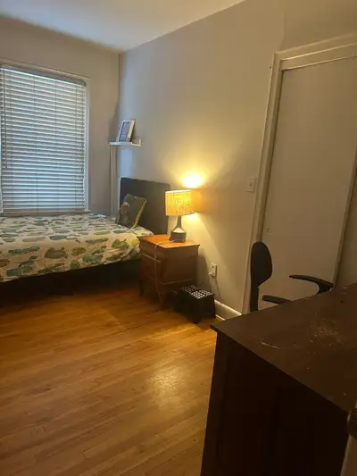 une chambre dans une collocation de 7 1/2 tous inclus parking sur le rue