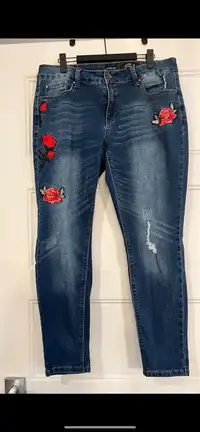 Jeans extensible avec applique de fleurs  