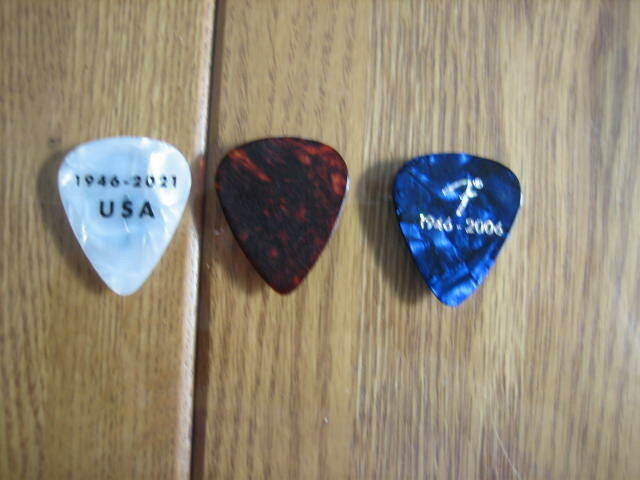 Brad new 3 Fender guitar picks in Other in Gatineau - Image 2