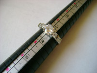 10K WHITE GOLD RING WITH CLEAR STONES SIZE 7