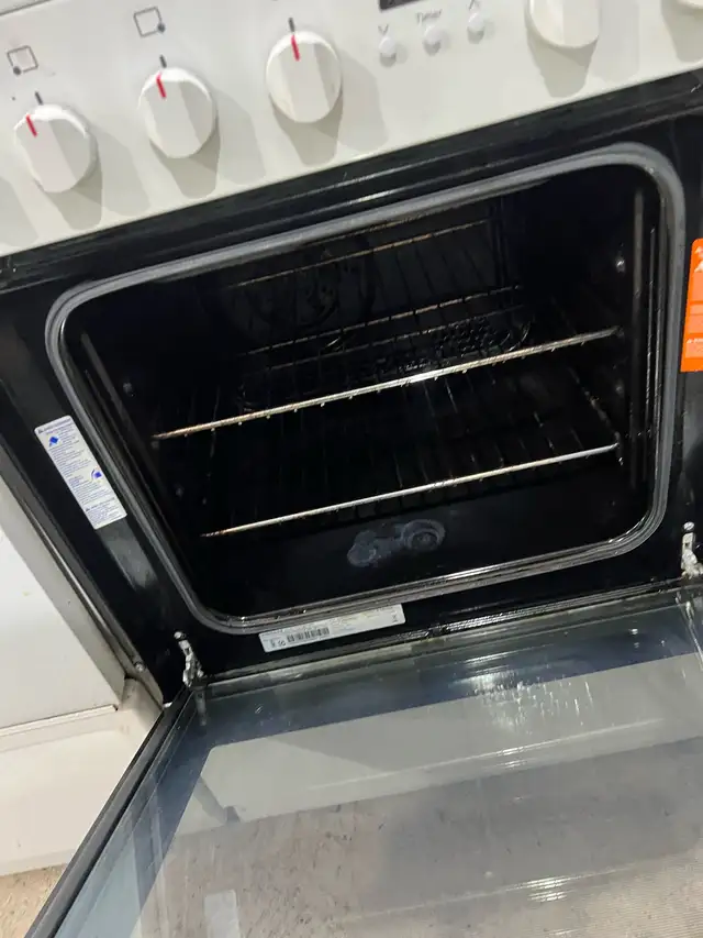 24 inch w apartment size electric stove Range oven  in Stoves, Ovens & Ranges in Mississauga / Peel Region - Image 4