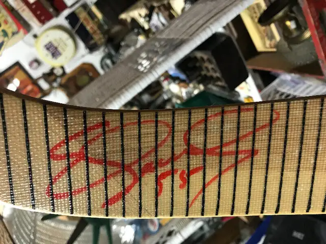VINTAGE #55 ED JOVANOVSKI SIGNED HOCKEY STICK BIG AND BOLD in Arts & Collectibles in Mississauga / Peel Region - Image 2