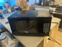 NEW counter-top RCA Microwave 700W 0.7cu.ft. 