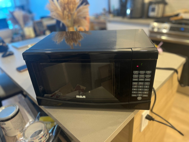 NEW counter-top RCA Microwave 700W 0.7cu.ft.  in Microwaves & Cookers in Delta/Surrey/Langley