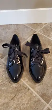 Never worn. Women's leather shoes.