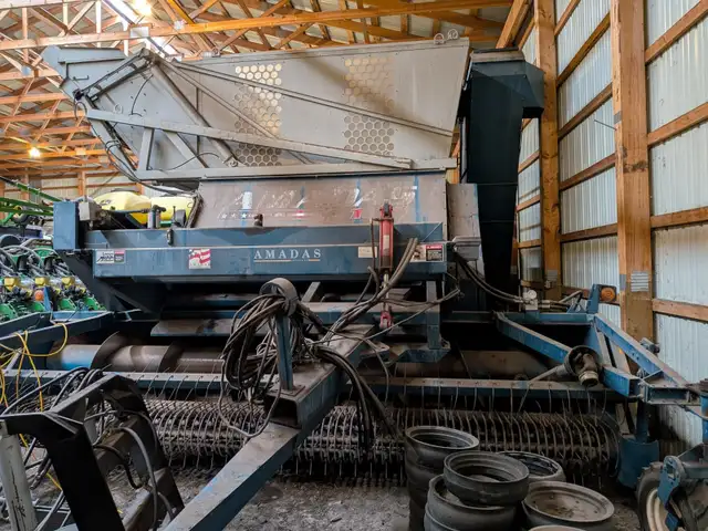 Amadas Bean Combines in Farming Equipment in Portage la Prairie - Image 8